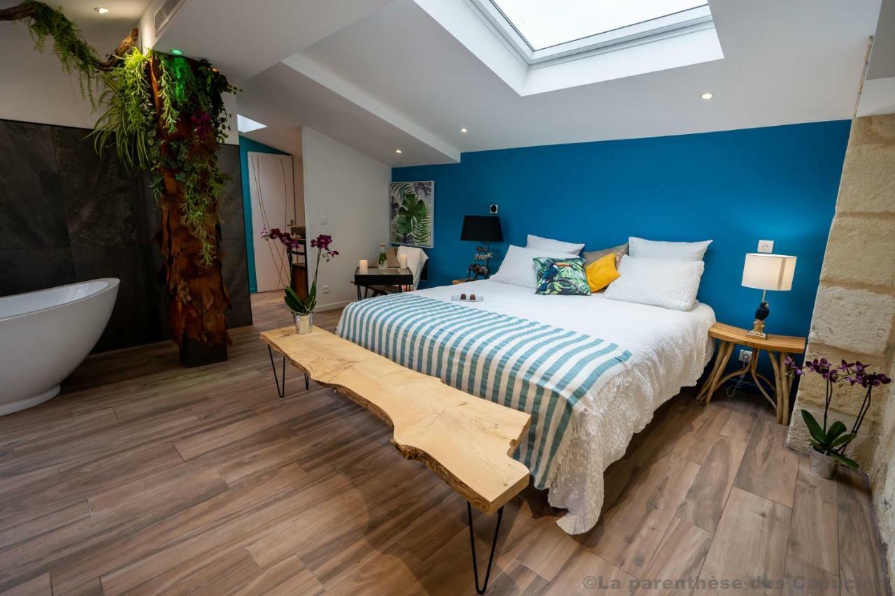Habitación con cama extragrande y bañera de hidromasaje